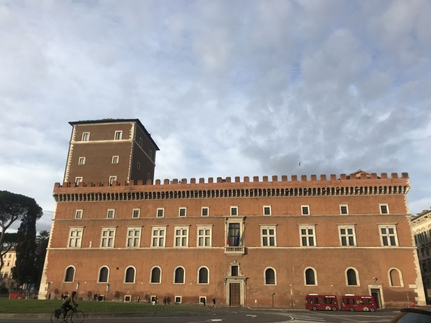 Entrada reservada al museo de Palacio Venecia