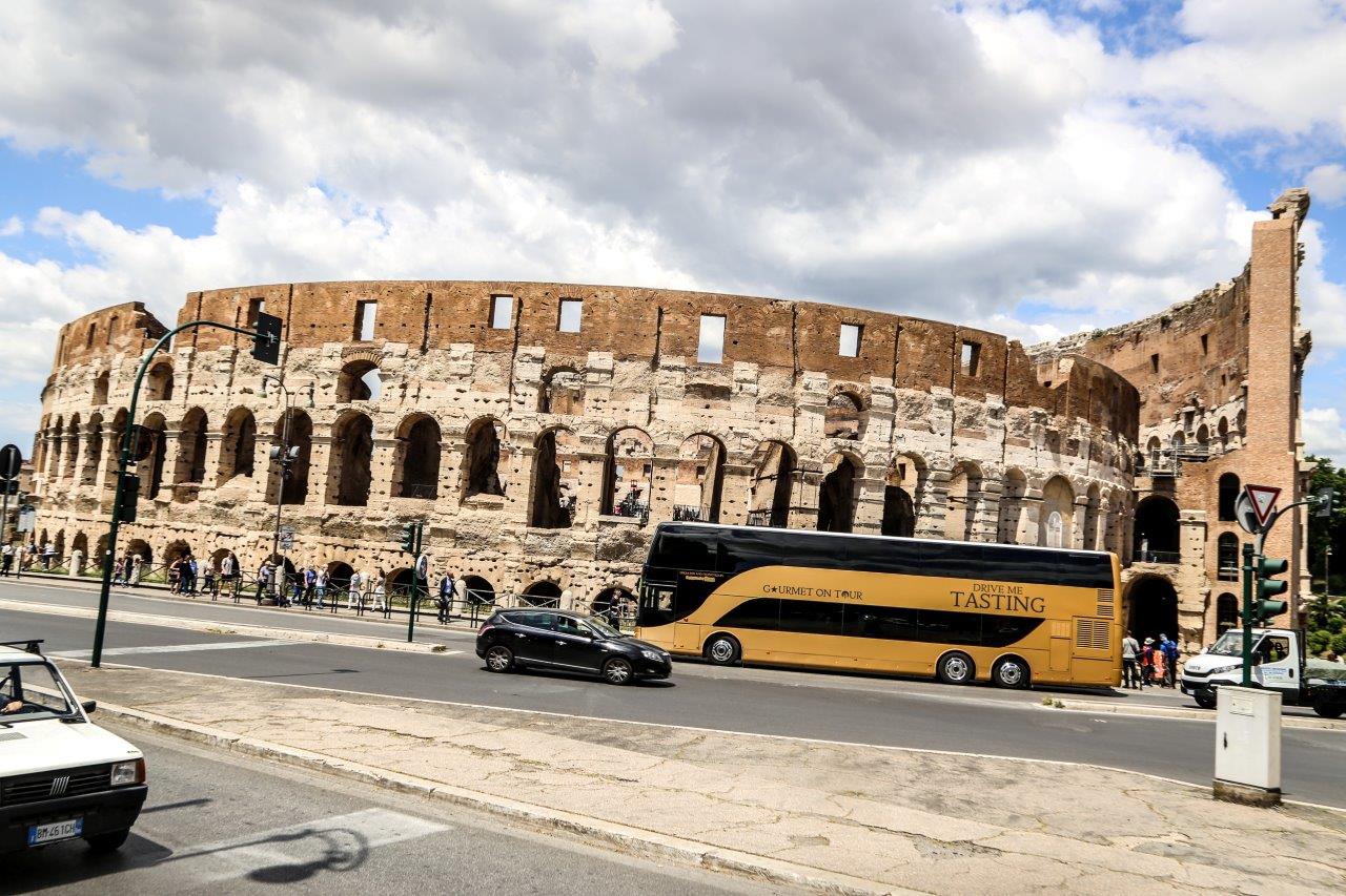 Colosseum Arena, Roman Forum and Palatine Hill experience with double-decker panoramic bus and drink
