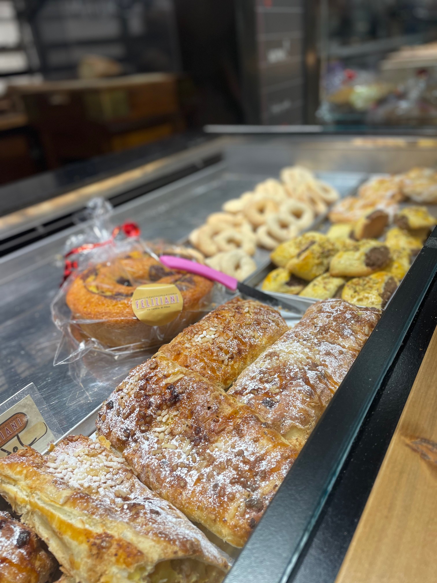 Desayuno italiano en una panadería tradicional cerca de los museos vaticanos