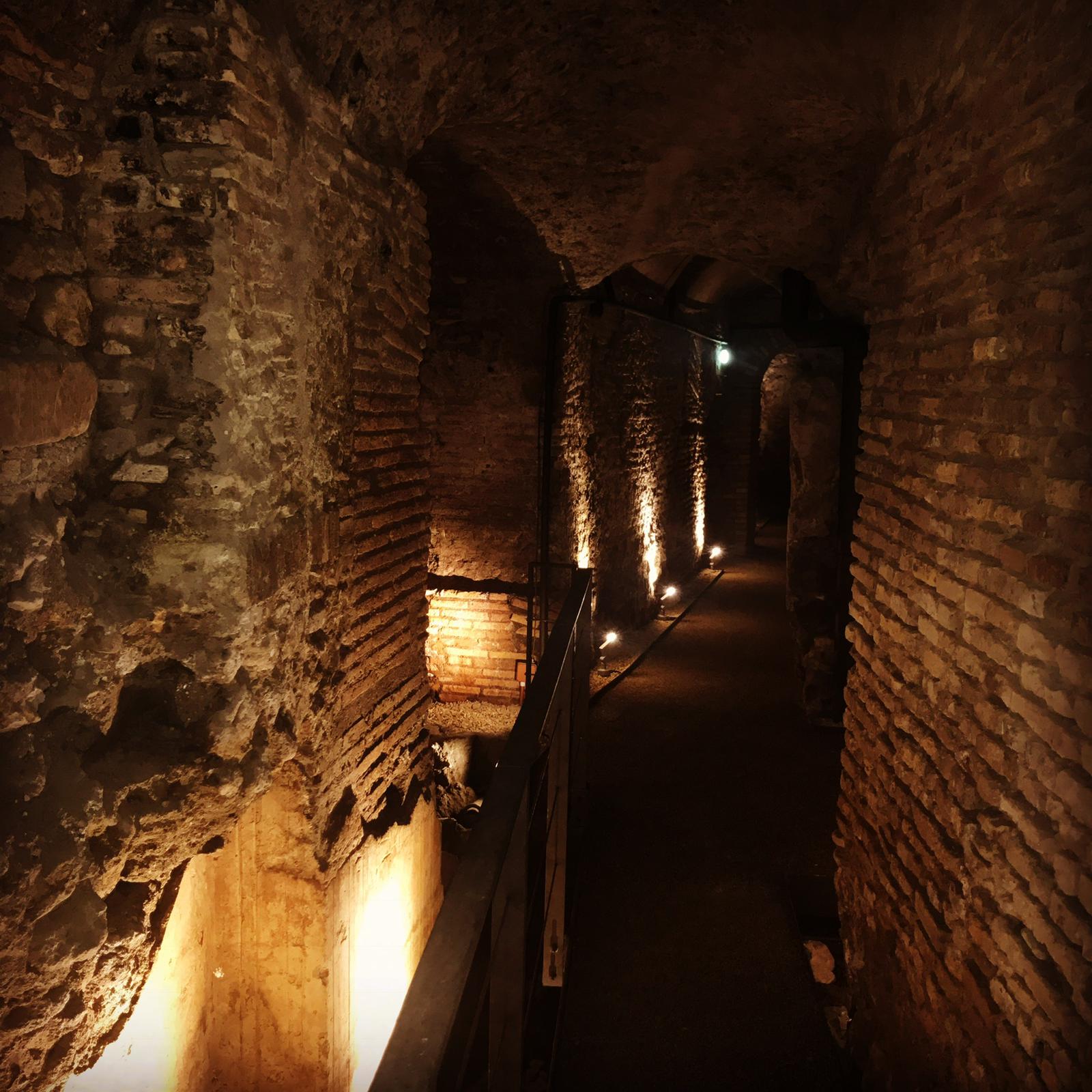 Visita completa dei sotterranei di Piazza Navona con esperienza 3D